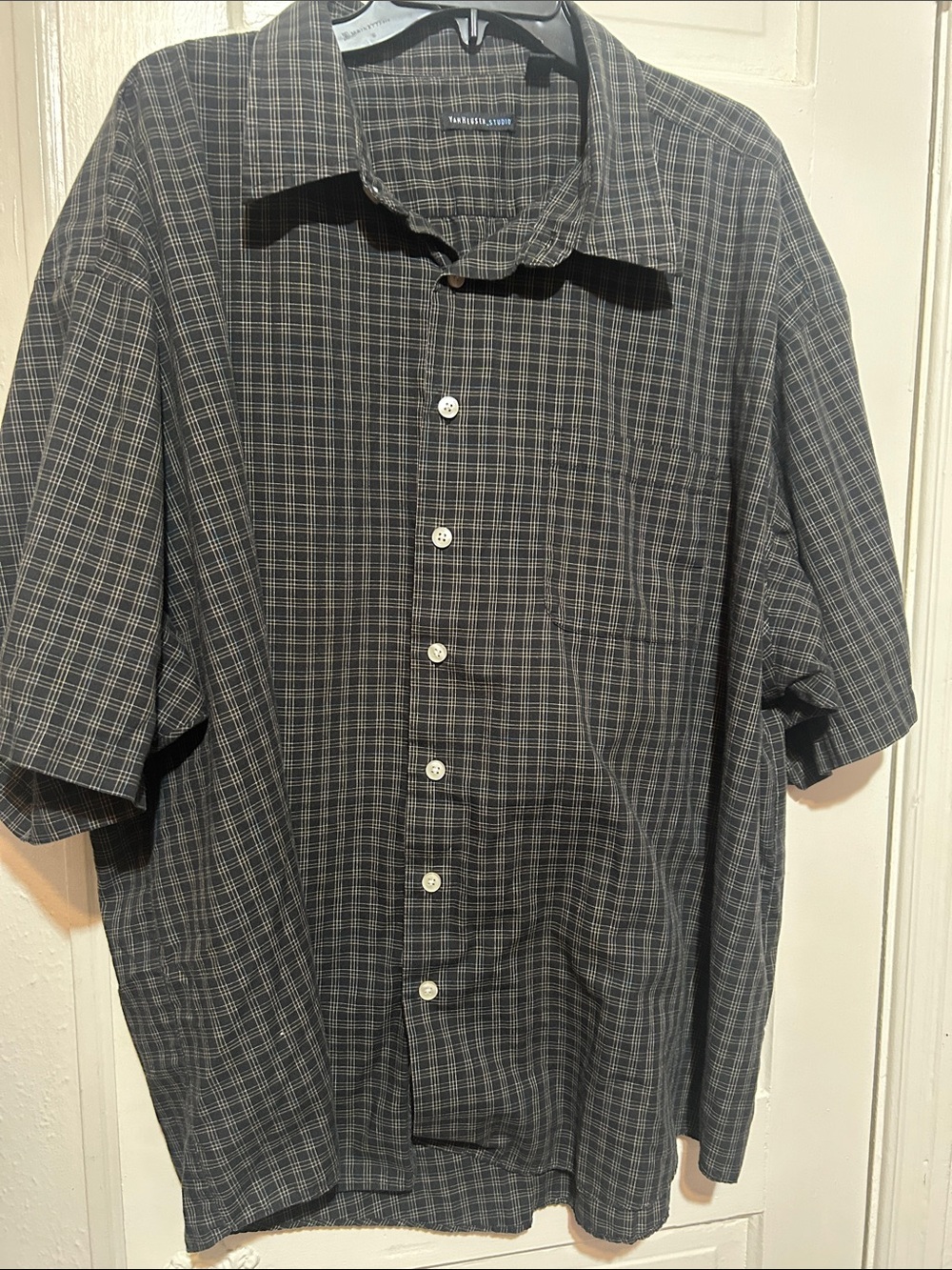 Van Heusen Black and Gray Plaid Short-Sleeve Button-Down Shirt